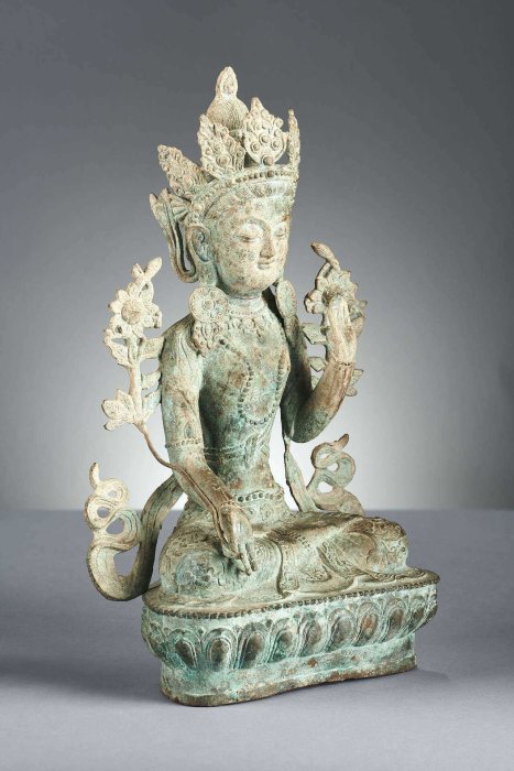 Catalogue antiquités — sculpture classique sur fond neutre