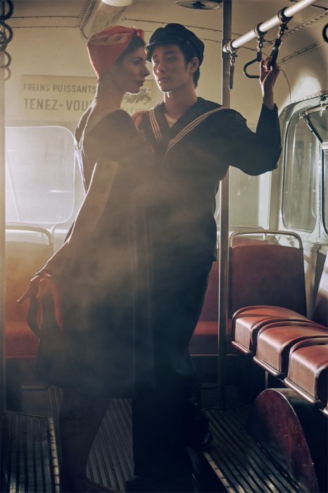 Couple dans un tramway, contre-jour