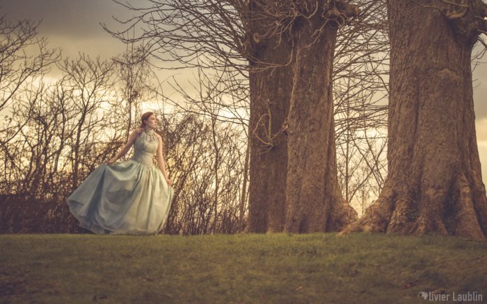 Femme en robe dans un paysage d'arbres