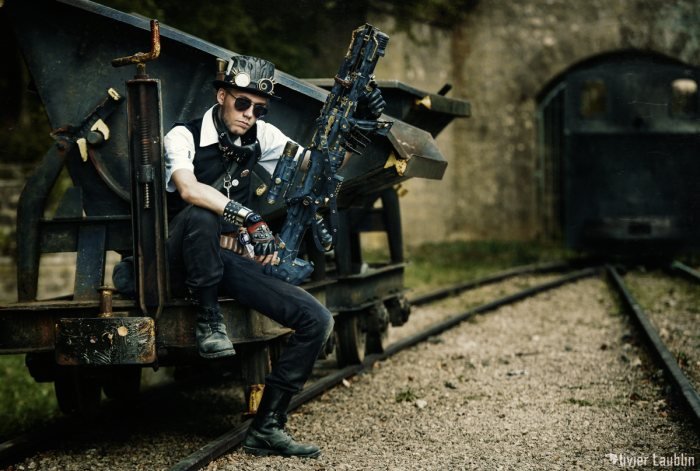 Personnage steampunk sur une voie ferrée