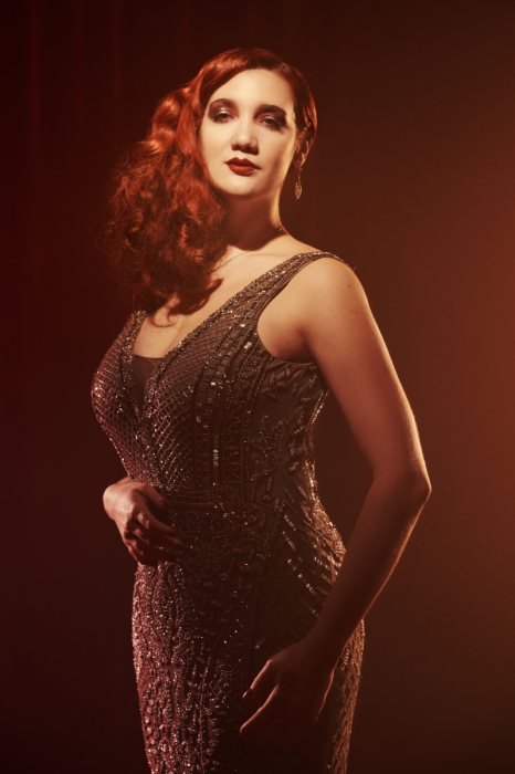 Portrait en robe de soirée, ambiance cabaret noir