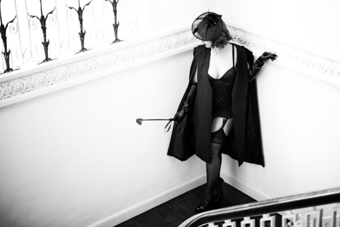 Portrait noir et blanc dans un escalier