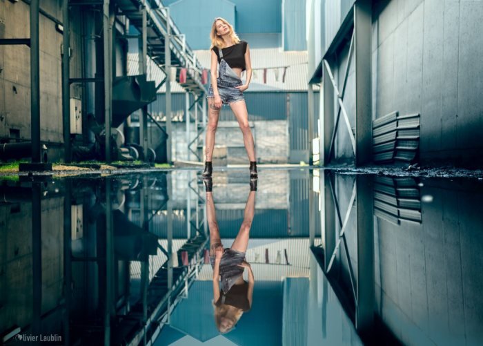 Pose dans un décor aux reflets bleutés