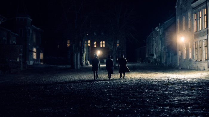 Scène de rue de nuit, trois silhouettes