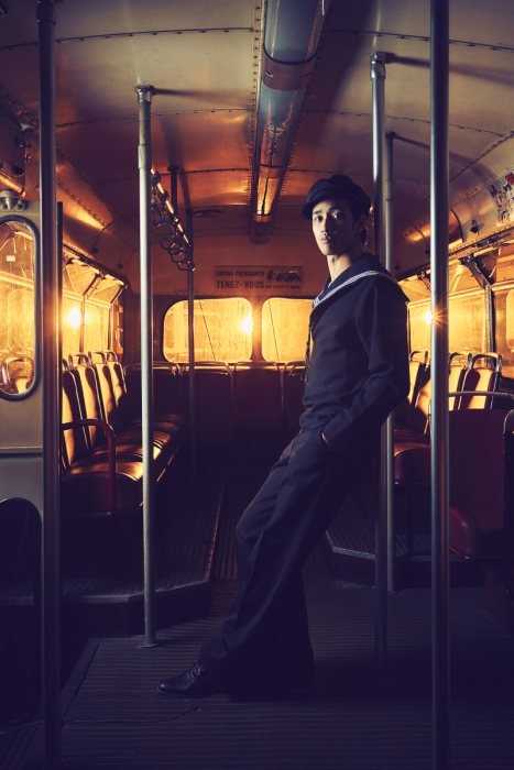 Silhouette dans un bus, lumière dorée