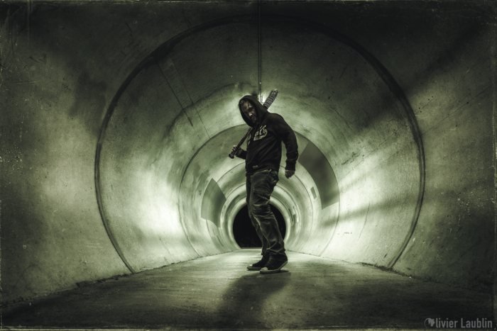 Silhouette dans un tunnel, ambiance sombre